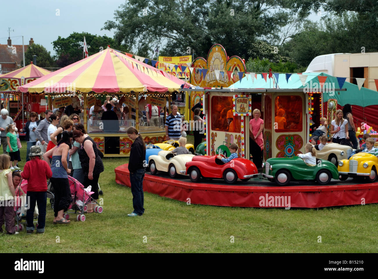La zona fieristica e bambini corse in auto a Yarmouth Isola di Wight in Inghilterra Foto Stock