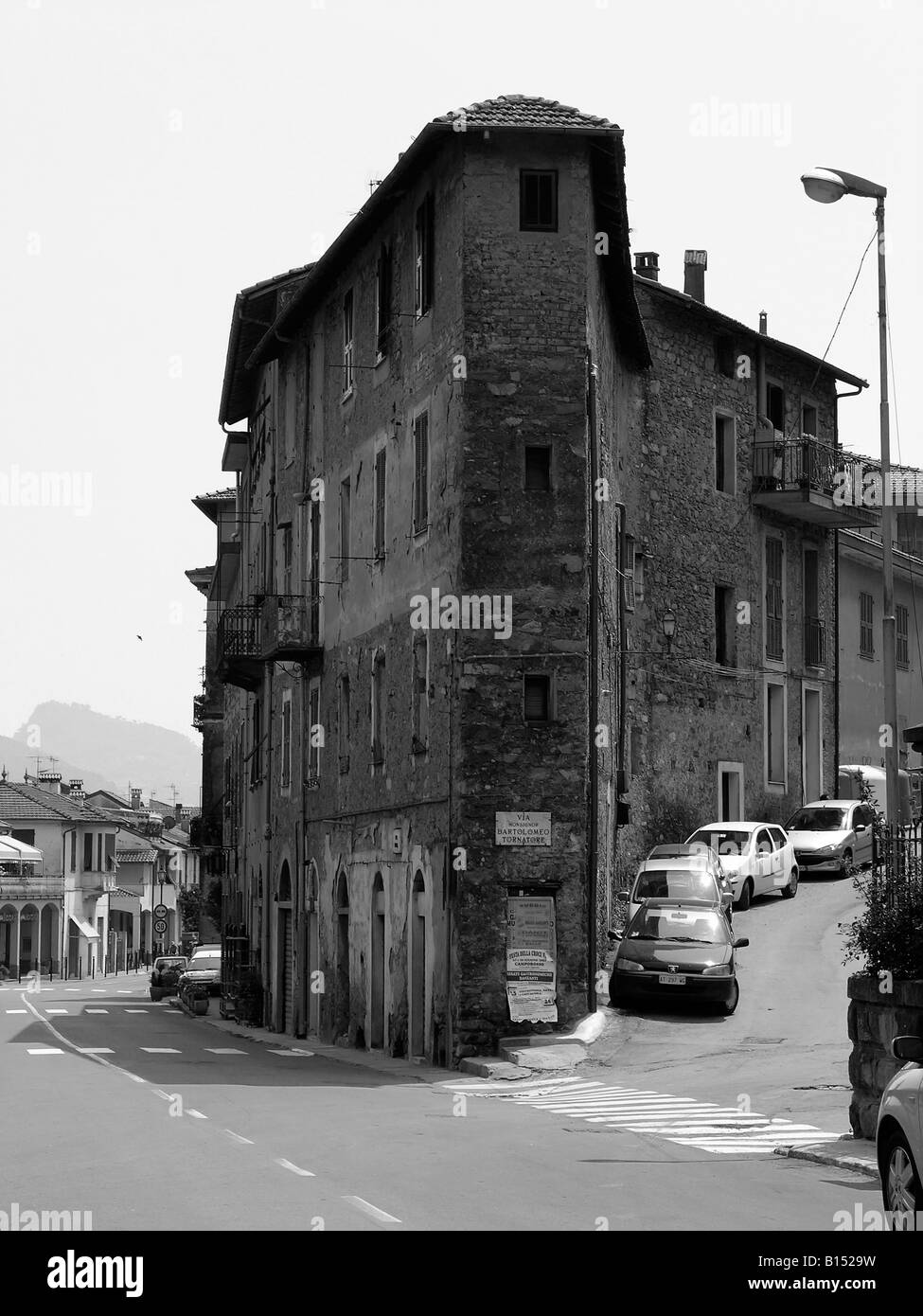 Edificio di appartamenti in Dolceaqua Italia che è stato costruito per adattarsi tra le strette strade curve. Foto Stock