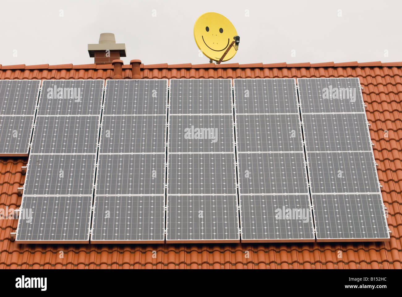 I pannelli solari montati sul tetto di una casa del villaggio di Marktl vicino Altutting, Baviera, Germania. Foto Stock