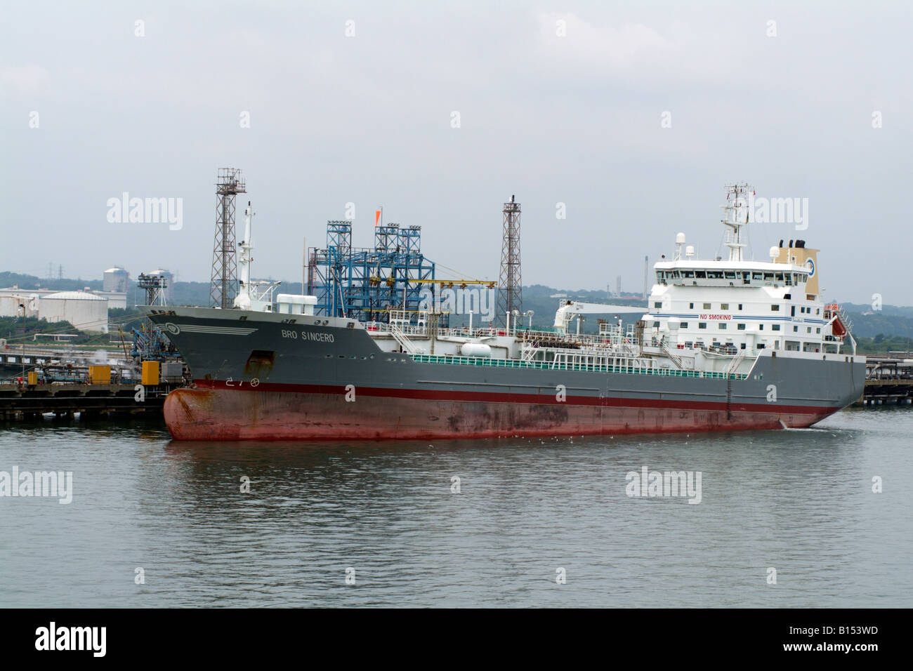 Olio svedese e chimichiera nave Bro sincero di scarico recipiente a Fawley Terminale marino su acqua di Southampton Regno Unito Foto Stock