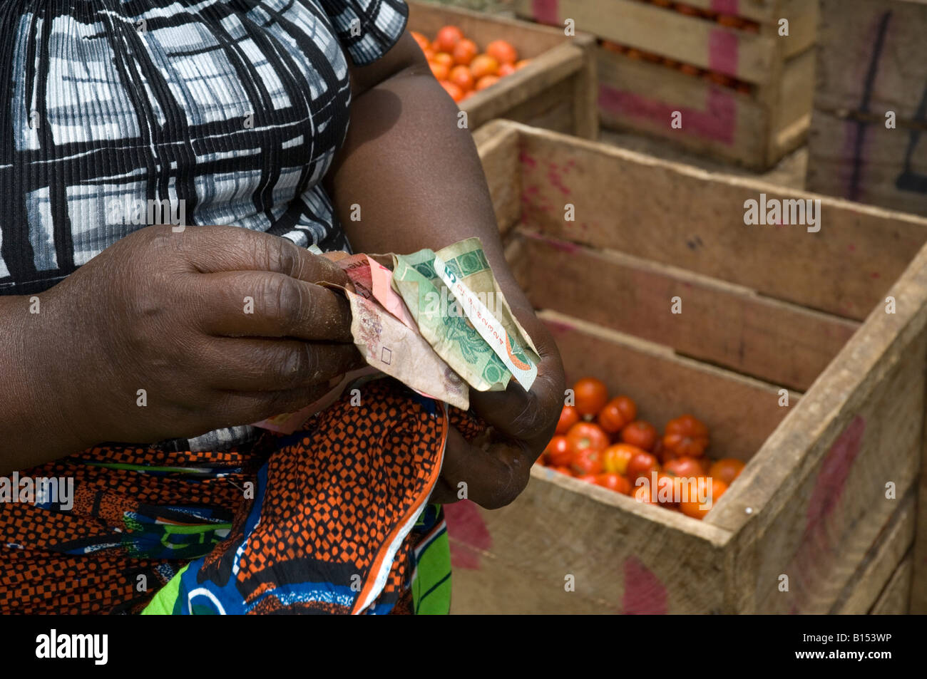 I commercianti all'ingrosso chiamato 'mercato queens' acquista i pomodori da parte di un agricoltore, Kuluedor, Ghana Foto Stock