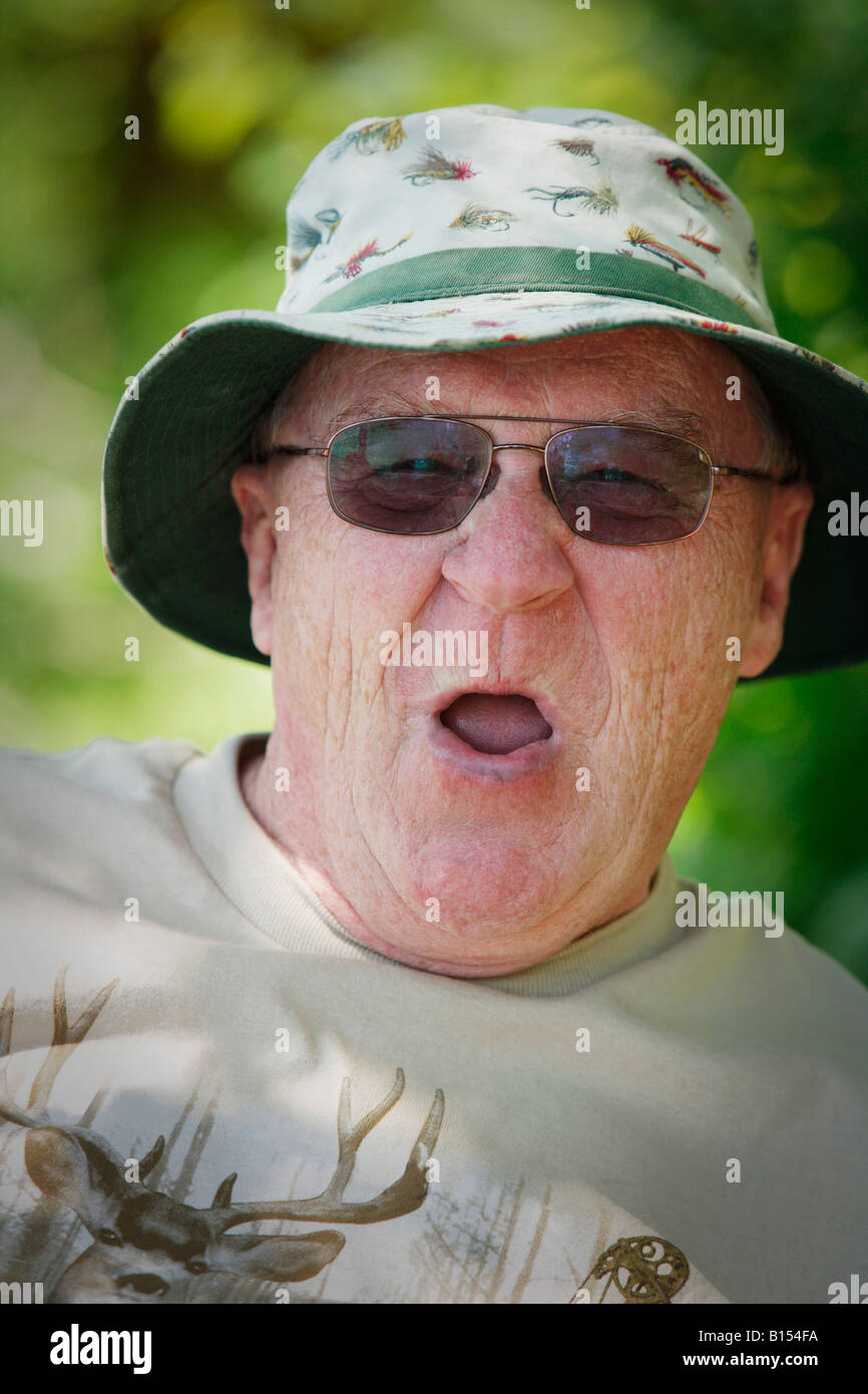 Senior uomo che fa una faccia buffa Foto Stock
