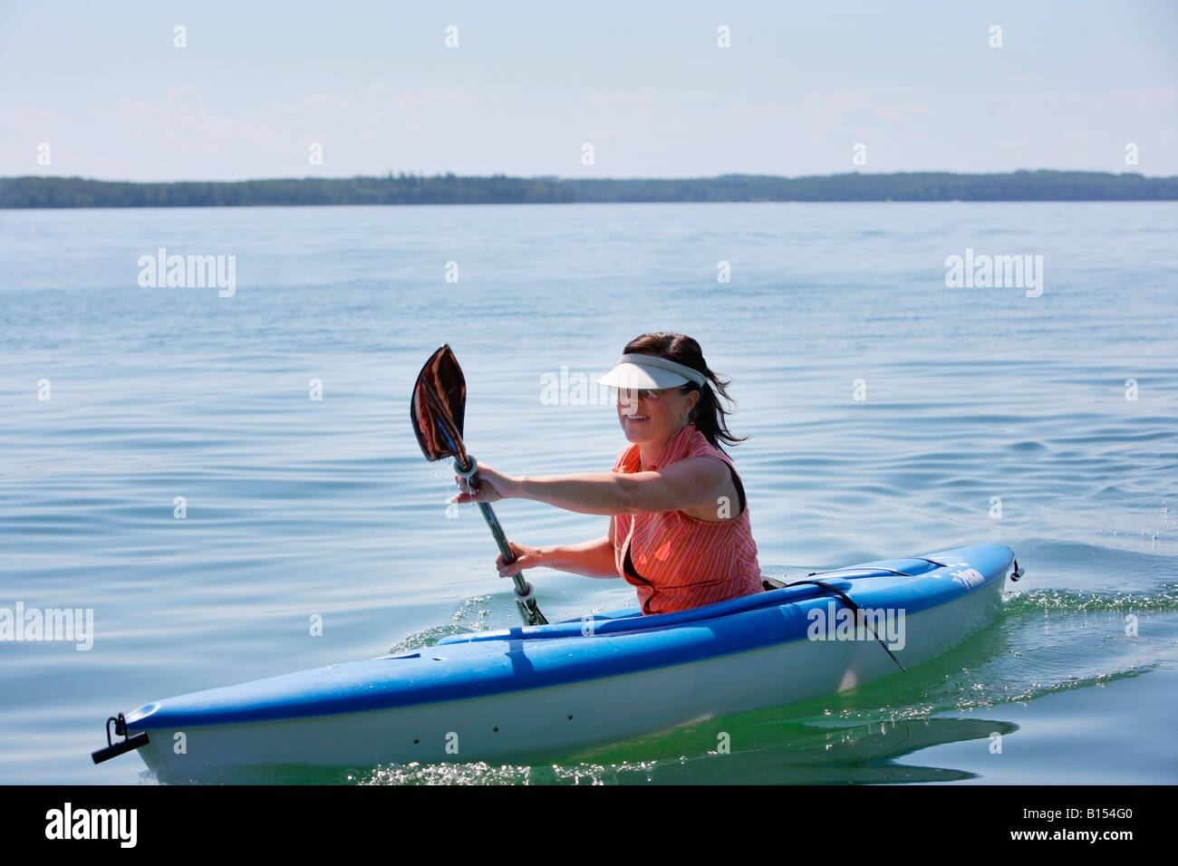 Donna che kayaking Foto Stock