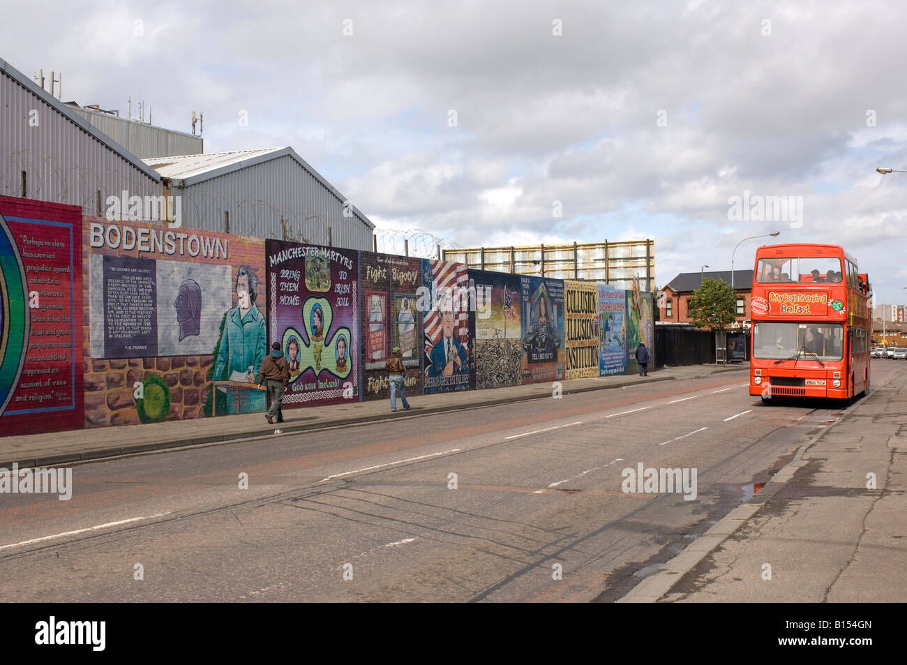 Autobus turistico che porta i turisti al murales repubblicano Falls Road Belfast Irlanda del Nord Foto Stock