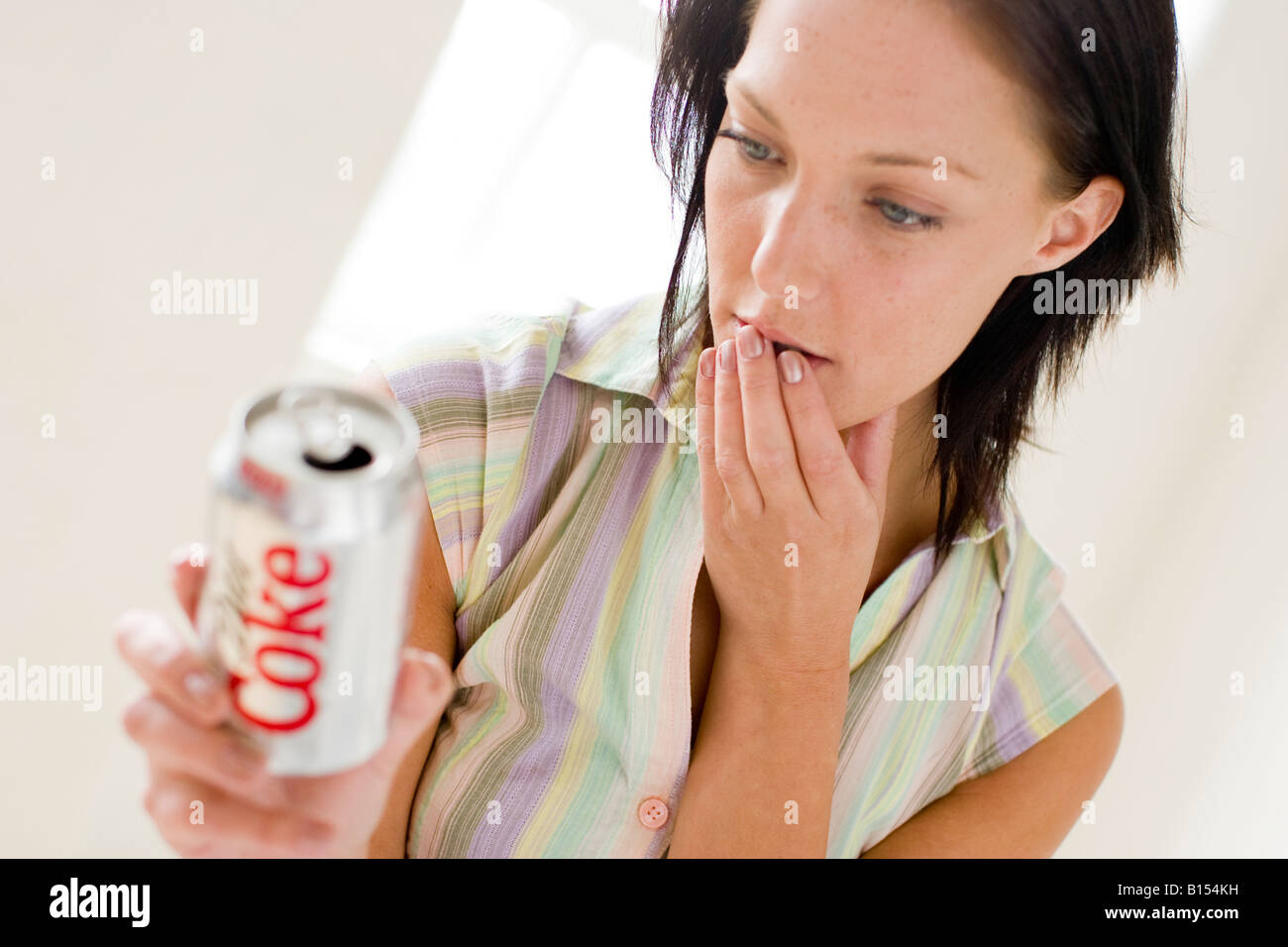 La ragazza con la Diet Coke bere Foto Stock