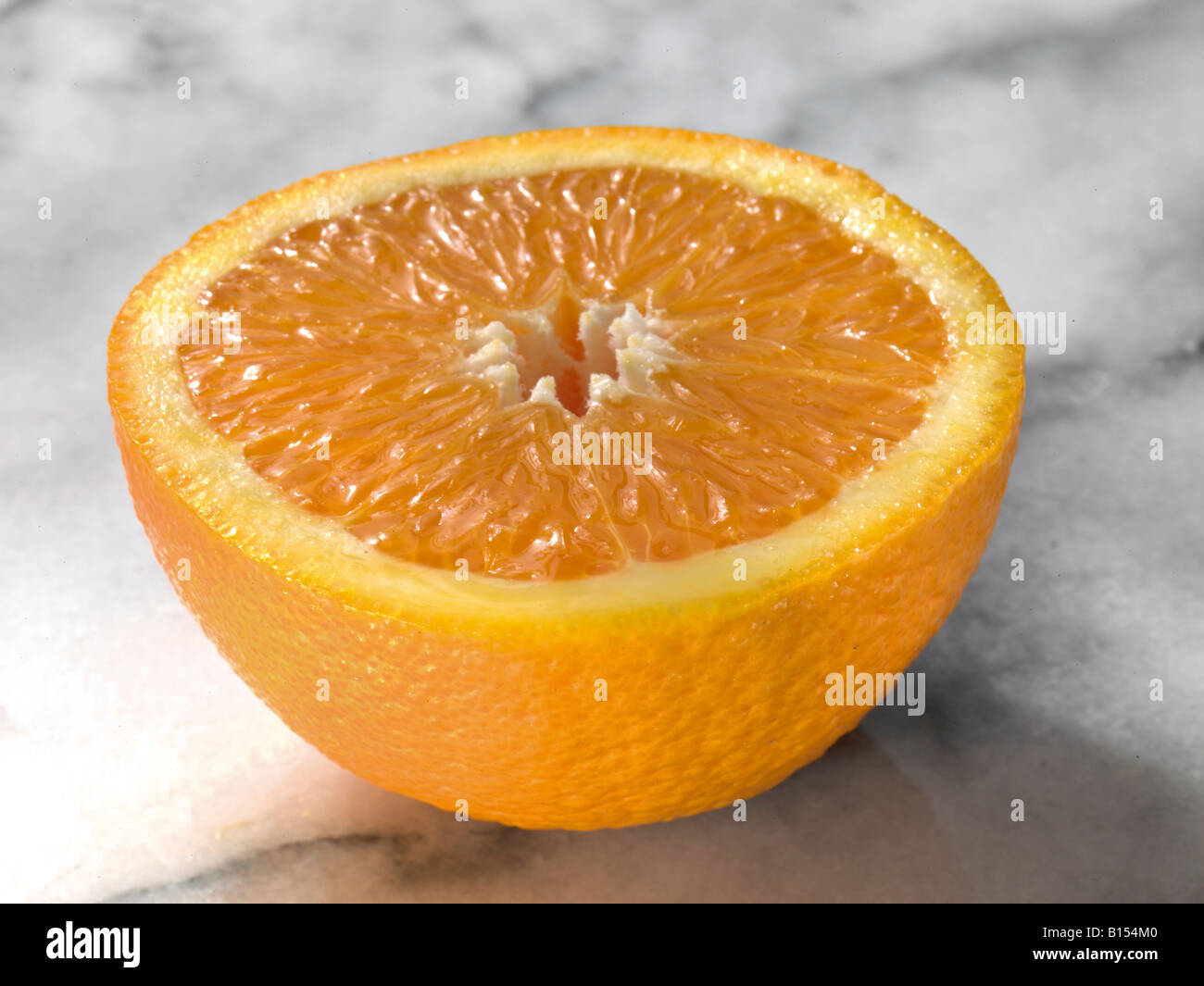 Mezza arancia,metà un arancio ,succosa orange,taglio arancione, scorza d'arancia,vitamina C,goccioline,frutta,freschezza,la salute,nutrizione,citrus,la dieta Foto Stock