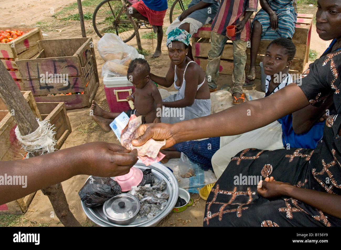 I commercianti all'ingrosso chiamato 'mercato queens' acquista i pomodori da parte di un agricoltore, Kuluedor, Ghana Foto Stock