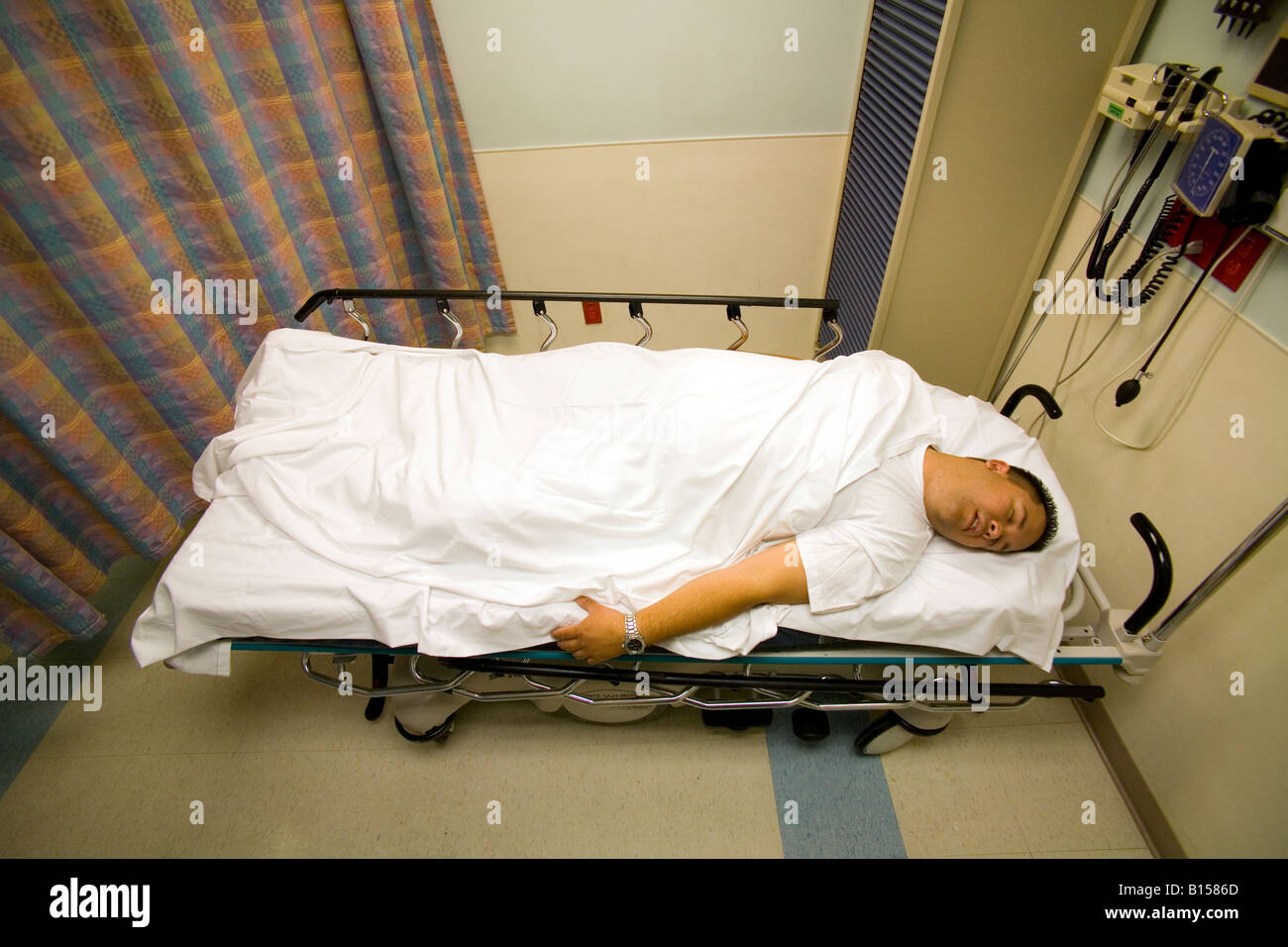 Un paziente in un arancione CA ospedale di emergenza camera è stata collocata nella posizione di salvataggio per urti con le gambe sollevate Foto Stock