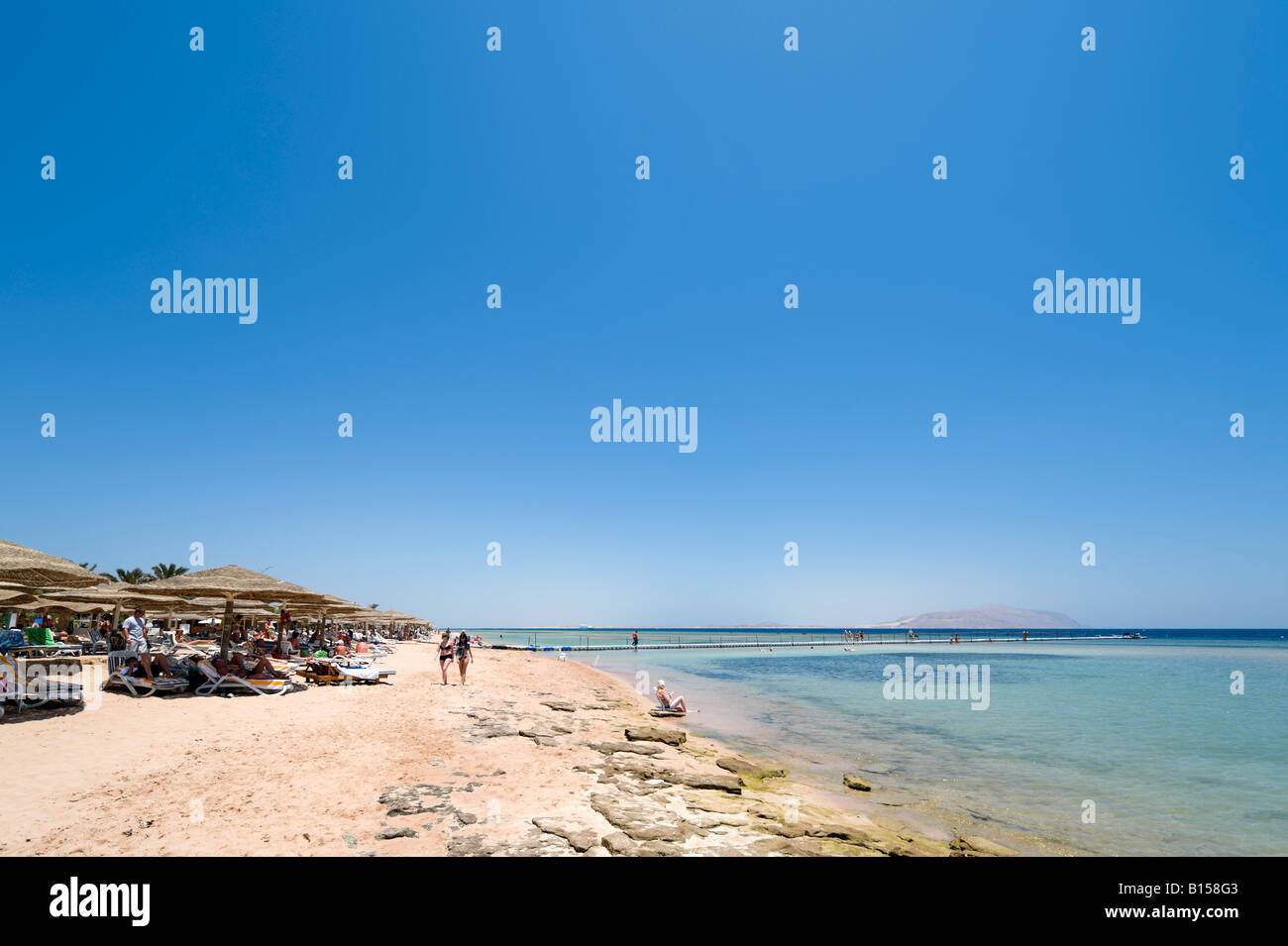 Spiaggia al di fuori di Conrad Sharm el-Sheikh Resort, Ras Nosrani Bay, a Sharm el-Sheikh, costa del Mar Rosso e Sinai del Sud, Egitto Foto Stock