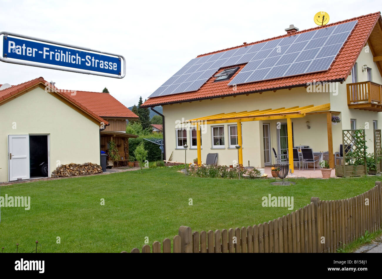 I pannelli solari montati sul tetto di una casa del villaggio di Marktl vicino Altutting, Baviera, Germania. Foto Stock