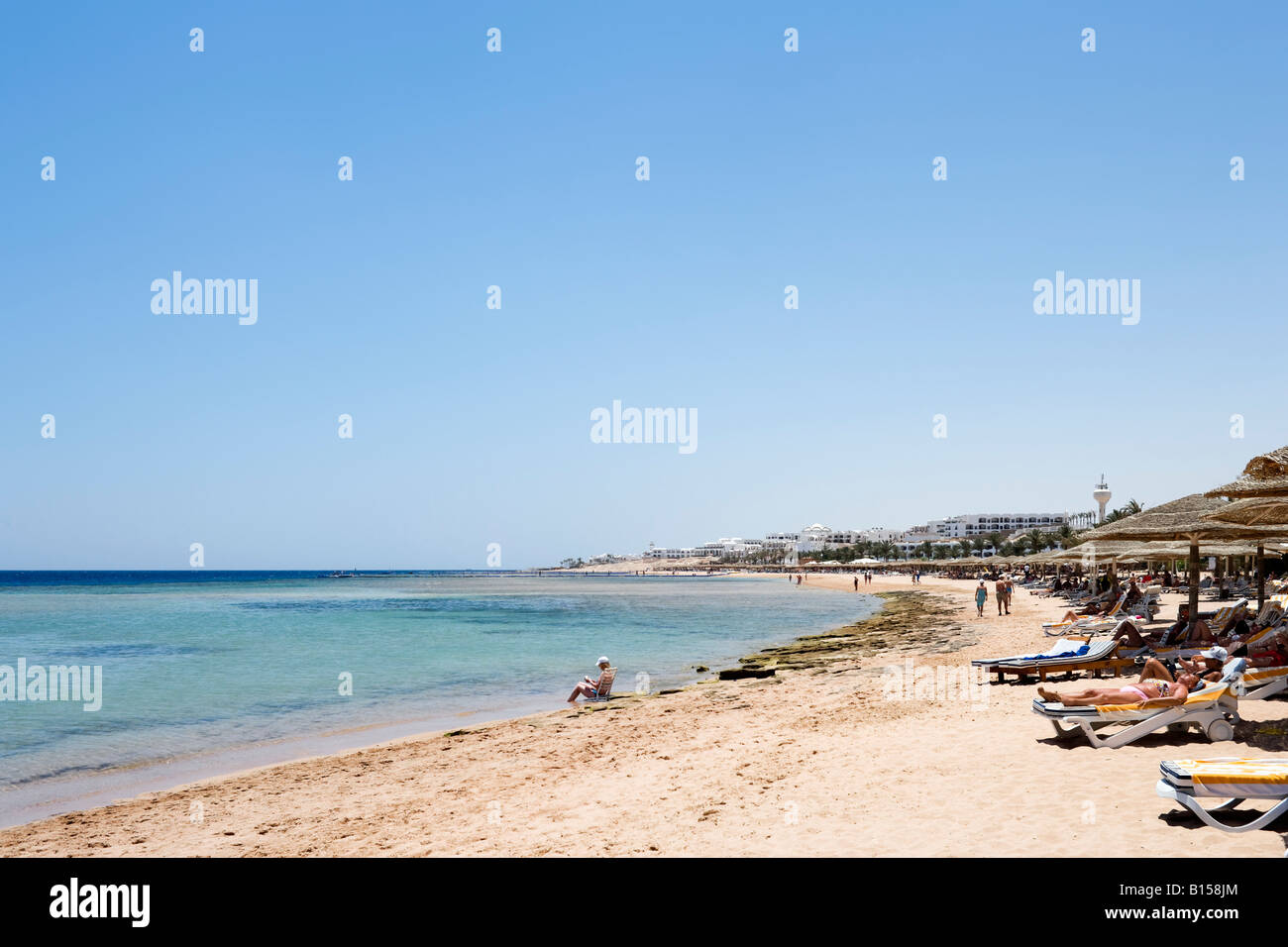 Spiaggia al di fuori di Conrad Sharm el-Sheikh Resort, Ras Nosrani Bay, a Sharm el-Sheikh, costa del Mar Rosso e Sinai del Sud, Egitto Foto Stock