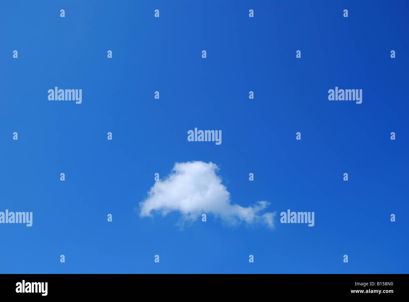 Piccola nube bianca contro il cielo blu, Surrey, England, Regno Unito Foto Stock