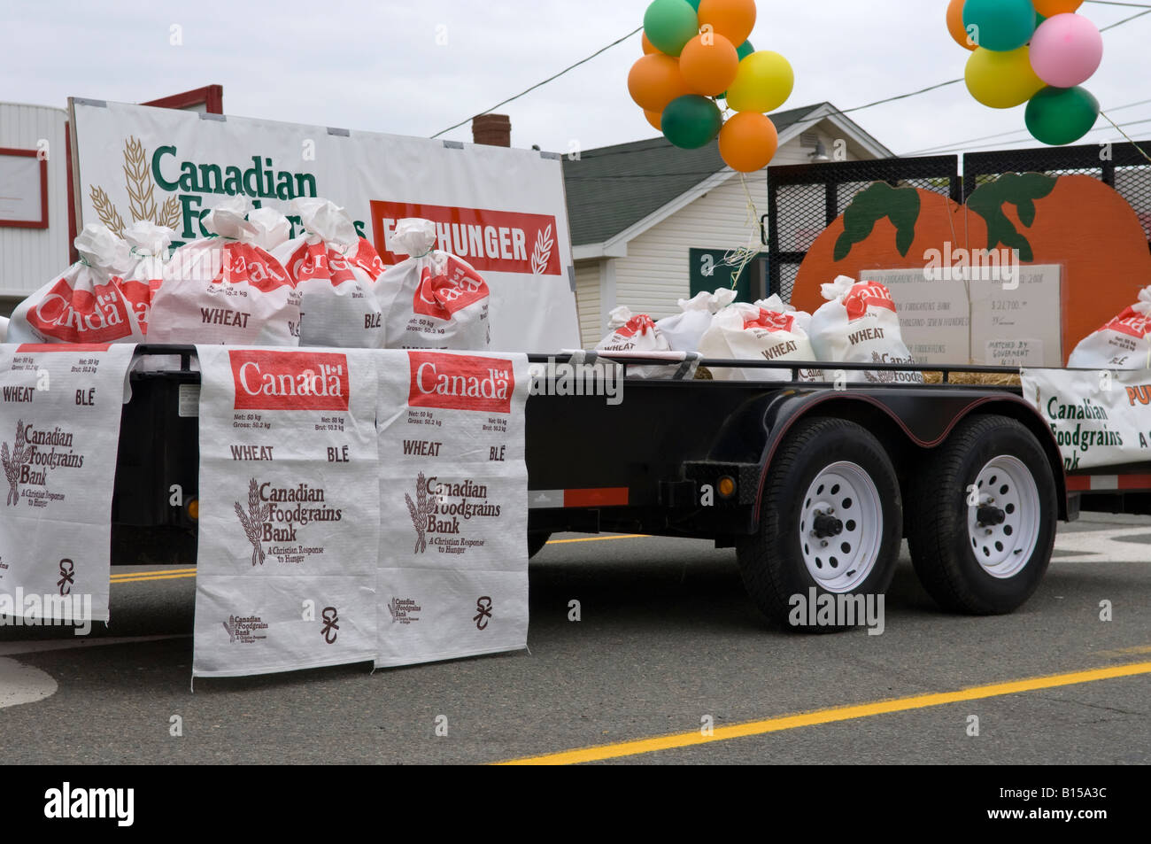Canadian Foodgrains Bank sponsorizzato camion che trasportano sacchi di grano in una street parade di Kentville Nova Scotia per porre fine alla fame. Foto Stock