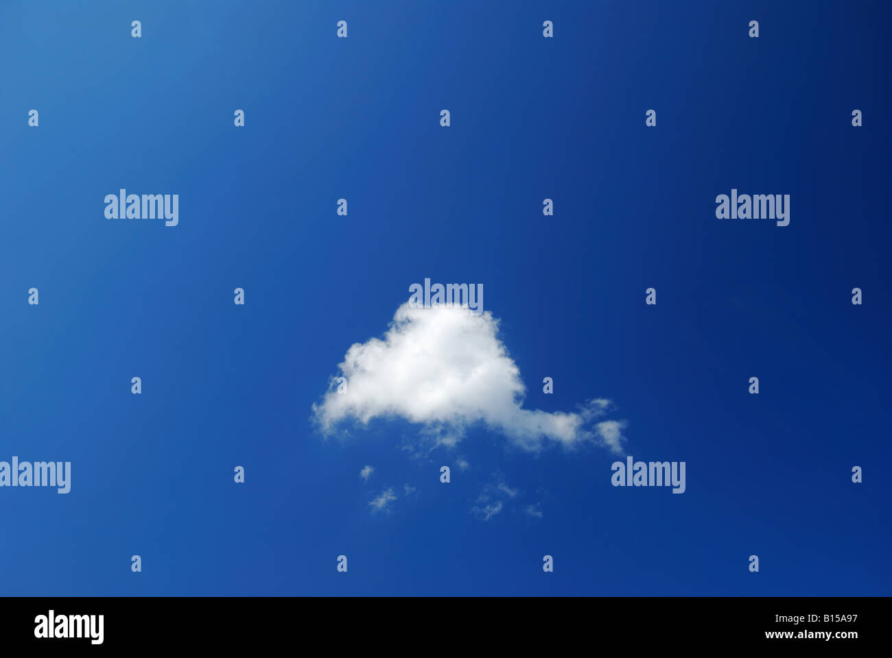 Piccola nuvola bianca contro il cielo blu, Surrey, Inghilterra, Regno Unito Foto Stock