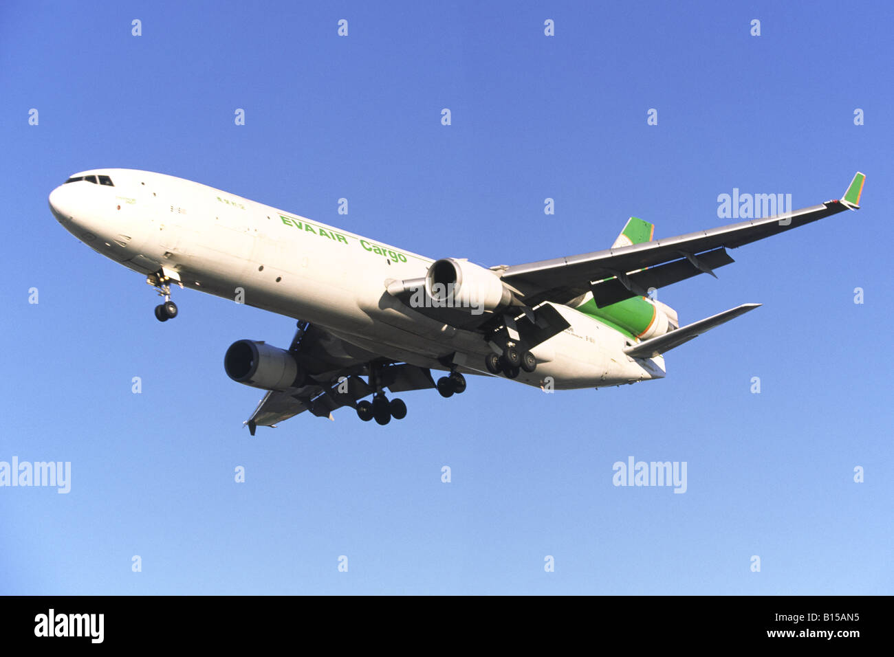 McDonnell-Douglas MD-11 operati da EVA Air Cargo sulla rotta di avvicinamento all'aeroporto di Heathrow Foto Stock