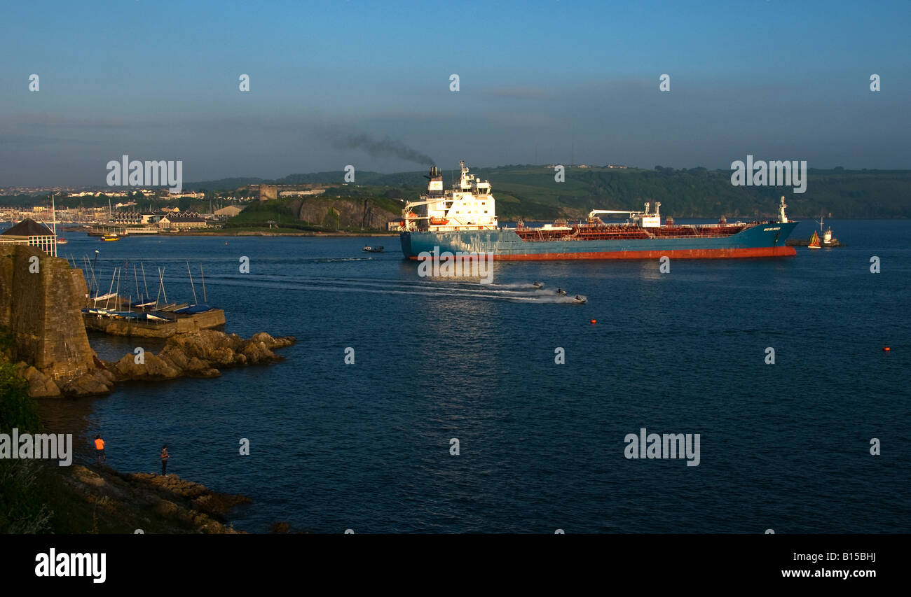 Una nave che lascia Plymouth dopo la consegna del suo carico Foto Stock