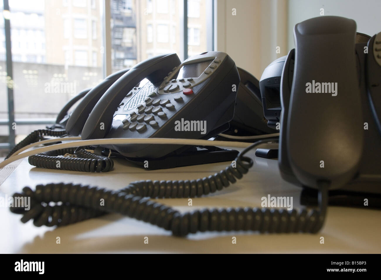 I nuovi telefoni di sedersi su un tavolo in un costruito di recente costruzione di ufficio. Foto Stock