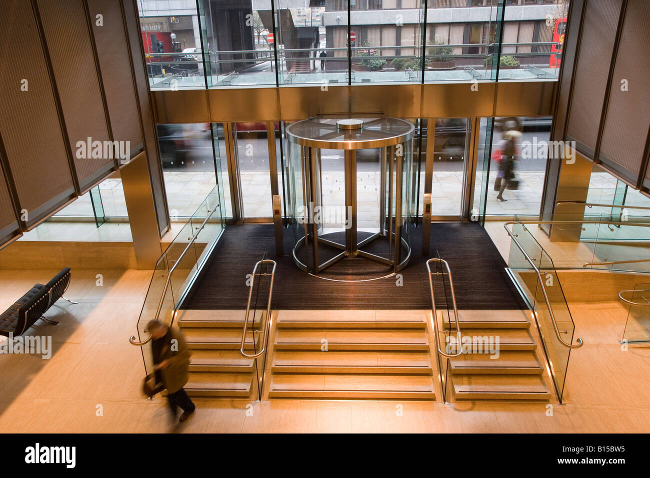 Una porta girevole si erge in entrata alla lobby di un nuovo edificio per uffici. Foto Stock
