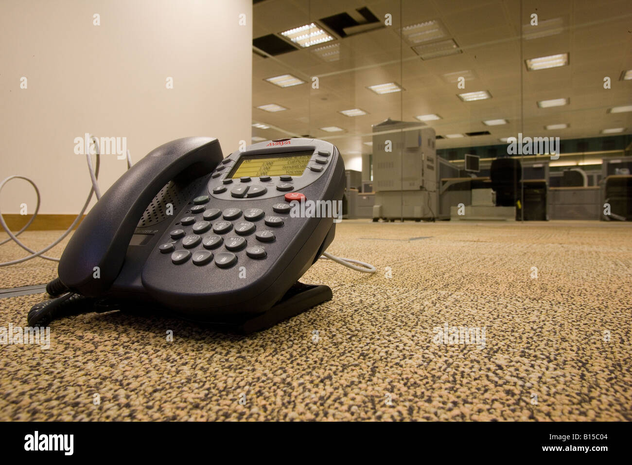 Un telefono giace sul piano di un costruito di recente costruzione di ufficio. Foto Stock