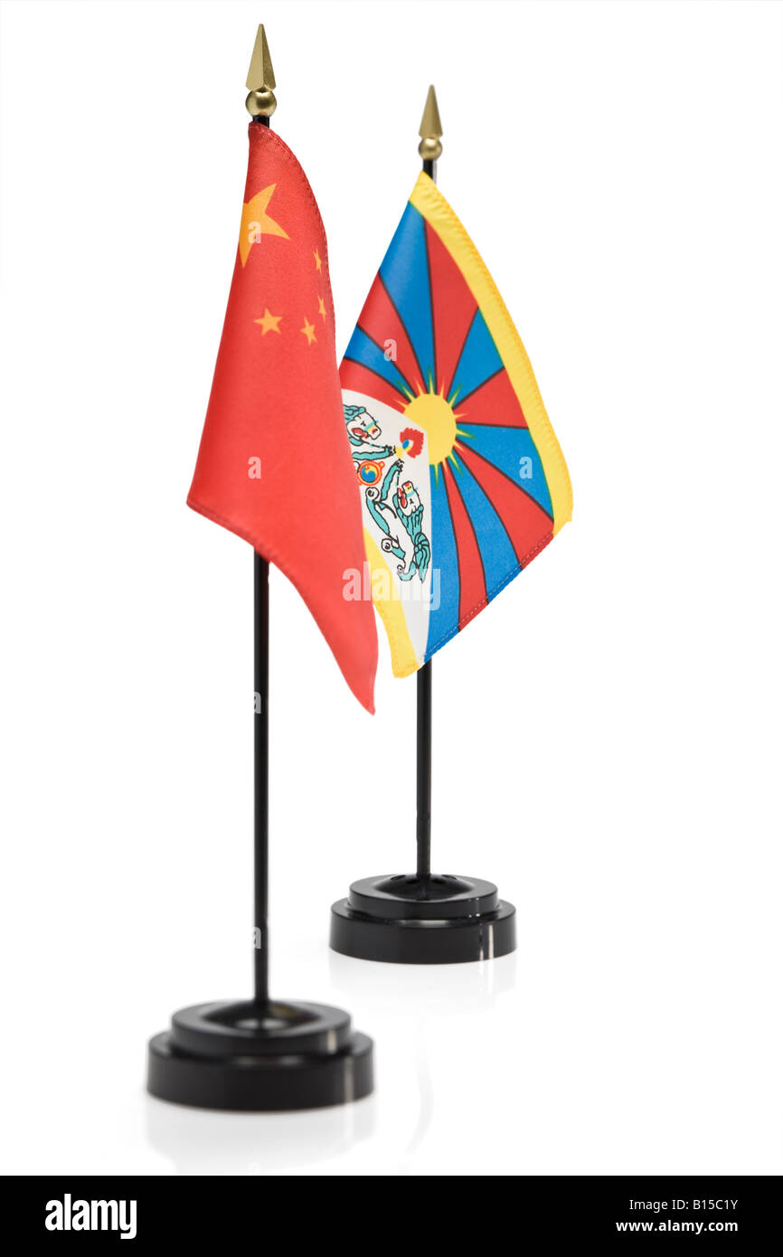 Piccole bandiere di Cina e Tibet in sorge isolato su uno sfondo bianco il fuoco selettivo vedere più flags nel mio portafoglio Foto Stock
