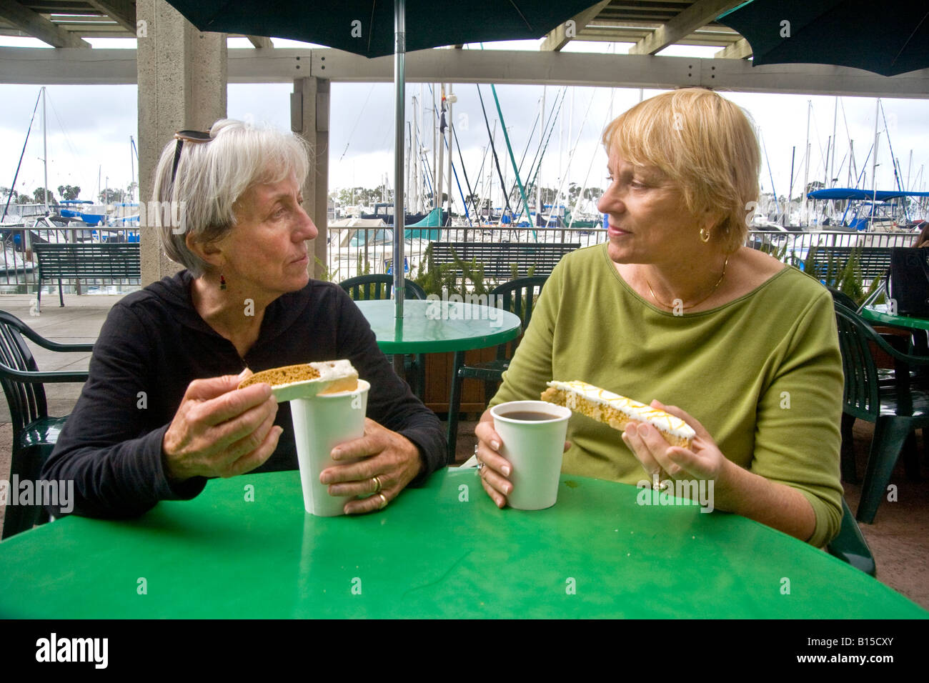 Due metà età le donne amici gustare caffè all'aperto in Dana Point CA del porto Foto Stock