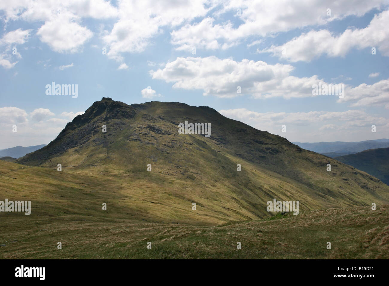 Vista di Ben Arthur il ciabattino da Beinn Ime Foto Stock