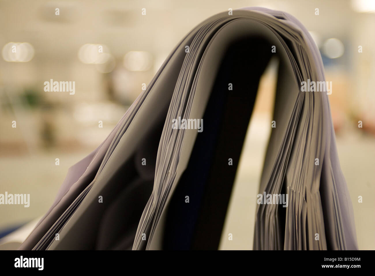 Una pila di blueprint in un costruito di recente costruzione di ufficio. Foto Stock