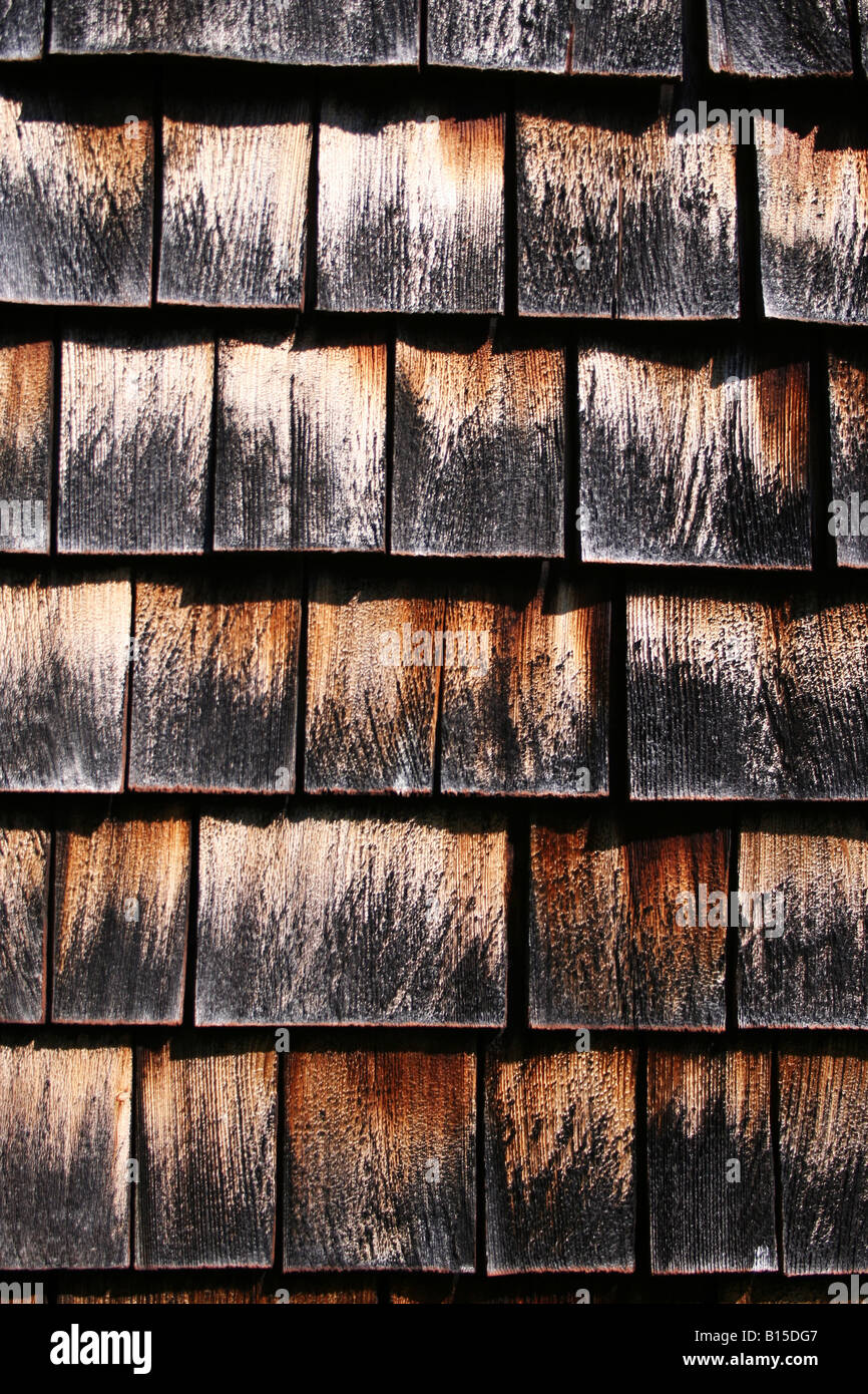 Weathered scandole di grigio su un vecchio muro del granaio Foto Stock