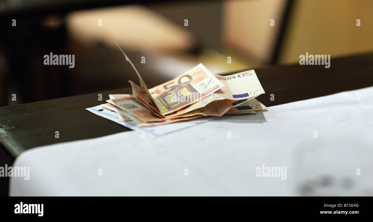 Le banconote in euro posto su una tavola di ristorante, a pagare per un pasto. Foto Stock