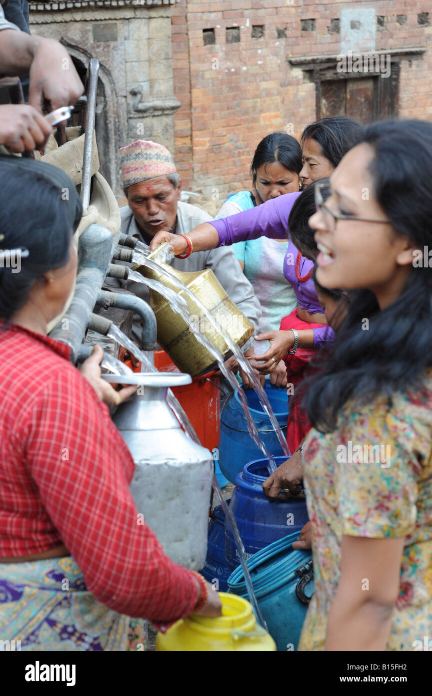 Cisterna di acqua di alimentazione di acqua ai residenti in Nepal la valle di Kathmandu Bhatapur village Aprile 2008. La carenza di acqua in Nepal Foto Stock