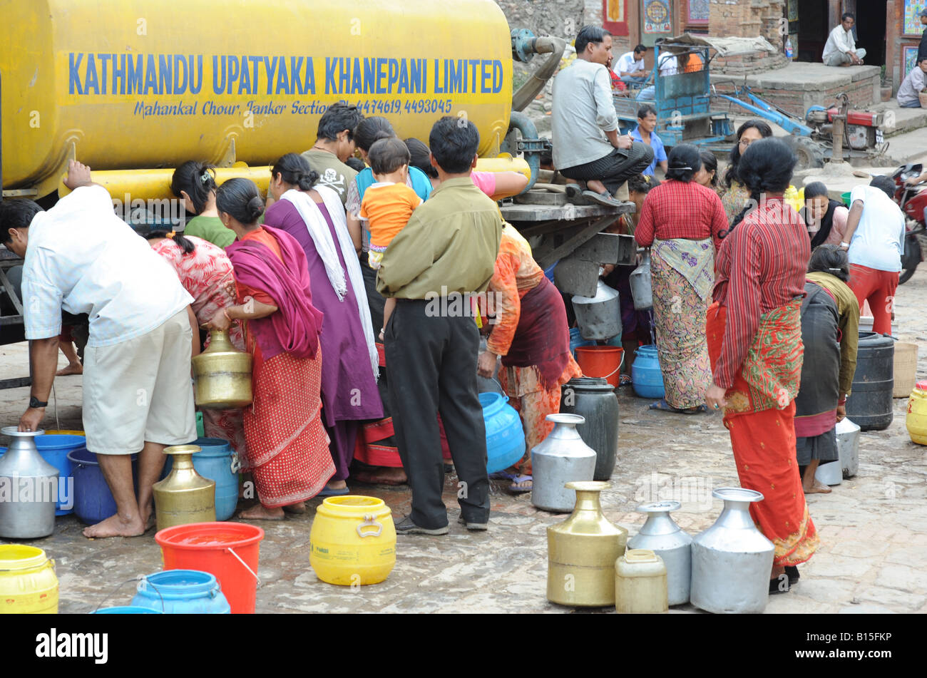 Cisterna di acqua di alimentazione di acqua ai residenti in Nepal la valle di Kathmandu Bhatapur village Aprile 2008. La carenza di acqua in Nepal Foto Stock