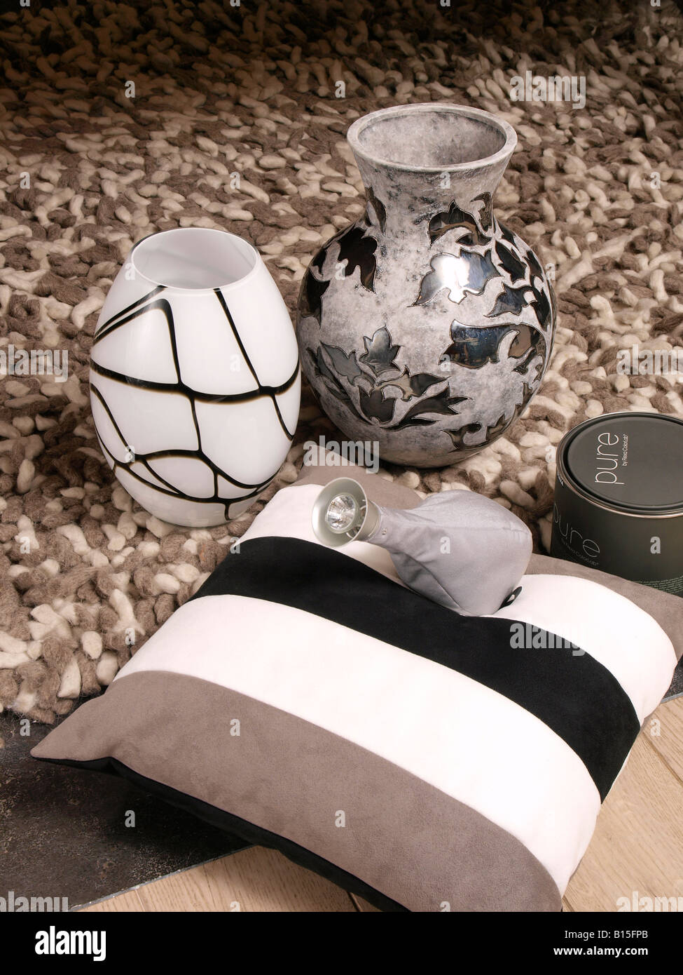 La combinazione di moderne, alla moda e gli elementi interni in grigio marrone colori di terra vasi tappeto cuscino di luce Foto Stock