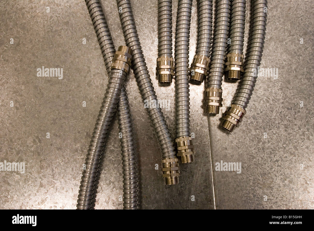 Coperchi flessibili per i cavi di rete in un costruito di recente costruzione di ufficio. Foto Stock