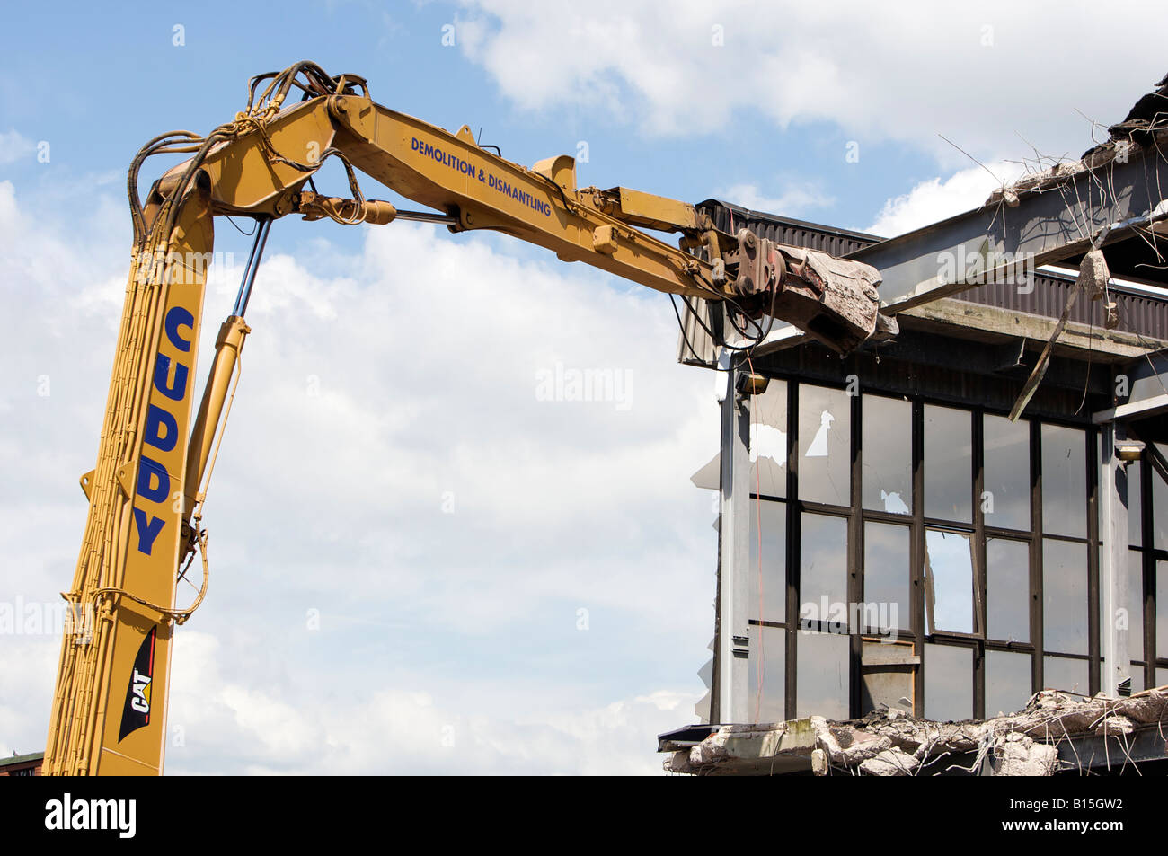 Demolizione della ex fabbrica di birra Mansfield, Mansfield con una macchina a lungo raggio ganascia idraulica. Foto Stock