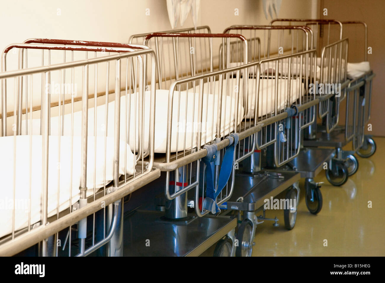 Letti di ospedale in corridoio Foto stock - Alamy