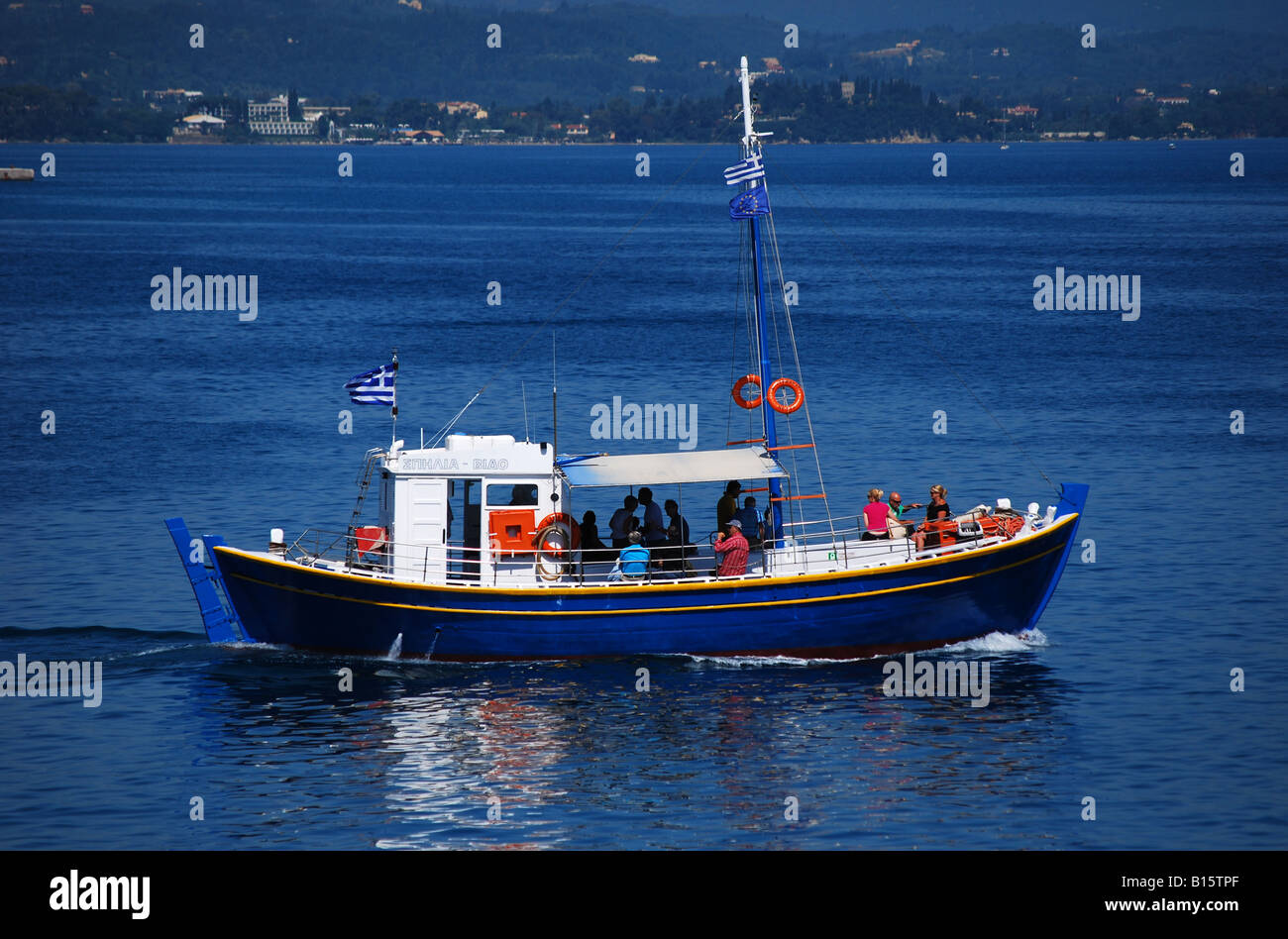 Una barca che porta i turisti al isolotto di Vidos, vicino a Corfu, Grecia Foto Stock