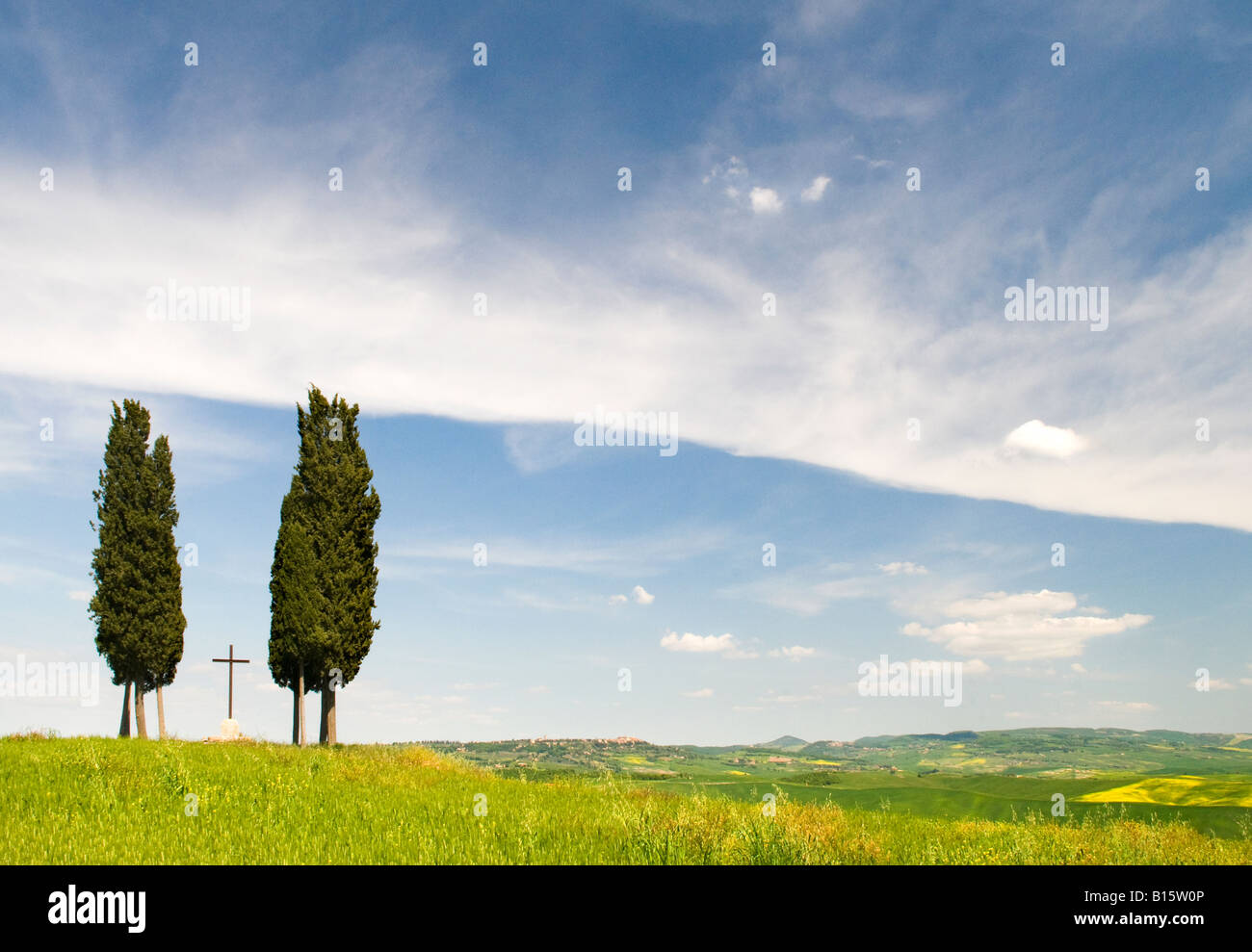 Cipressi e una croce, Val d'Orcia, Toscana, Italia Foto stock - Alamy