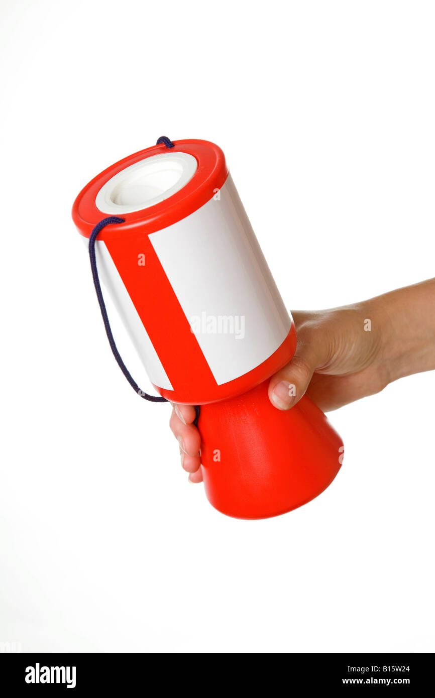 Red charity box stagno di raccolta con le mani tenendolo contro uno sfondo bianco Foto Stock
