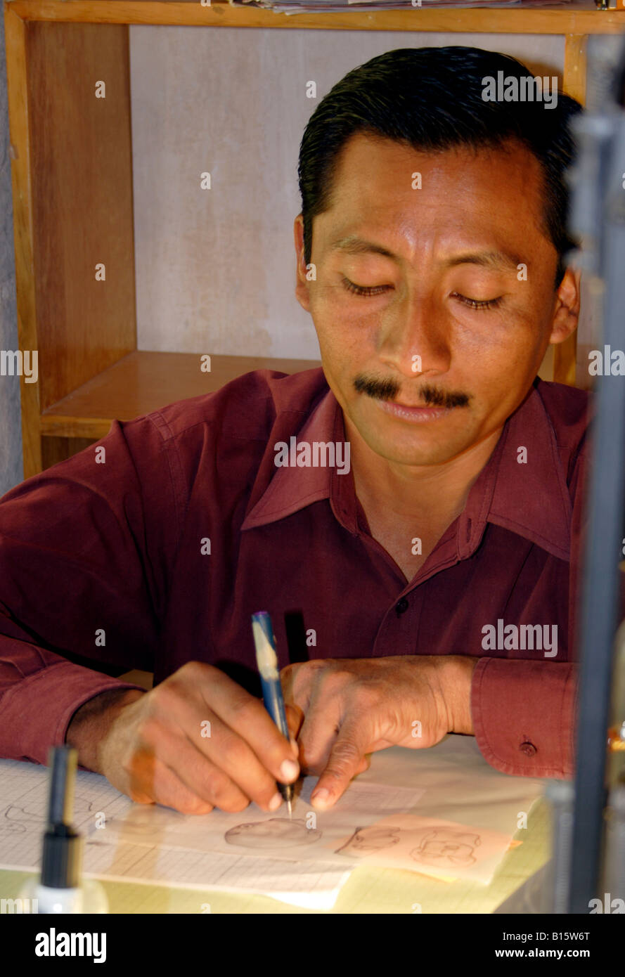 Laboratorio archeologico artista disegna vaso in ceramica dal Monte Alban Oaxaca Xoo della fase di pubblicazione.e studio Foto Stock