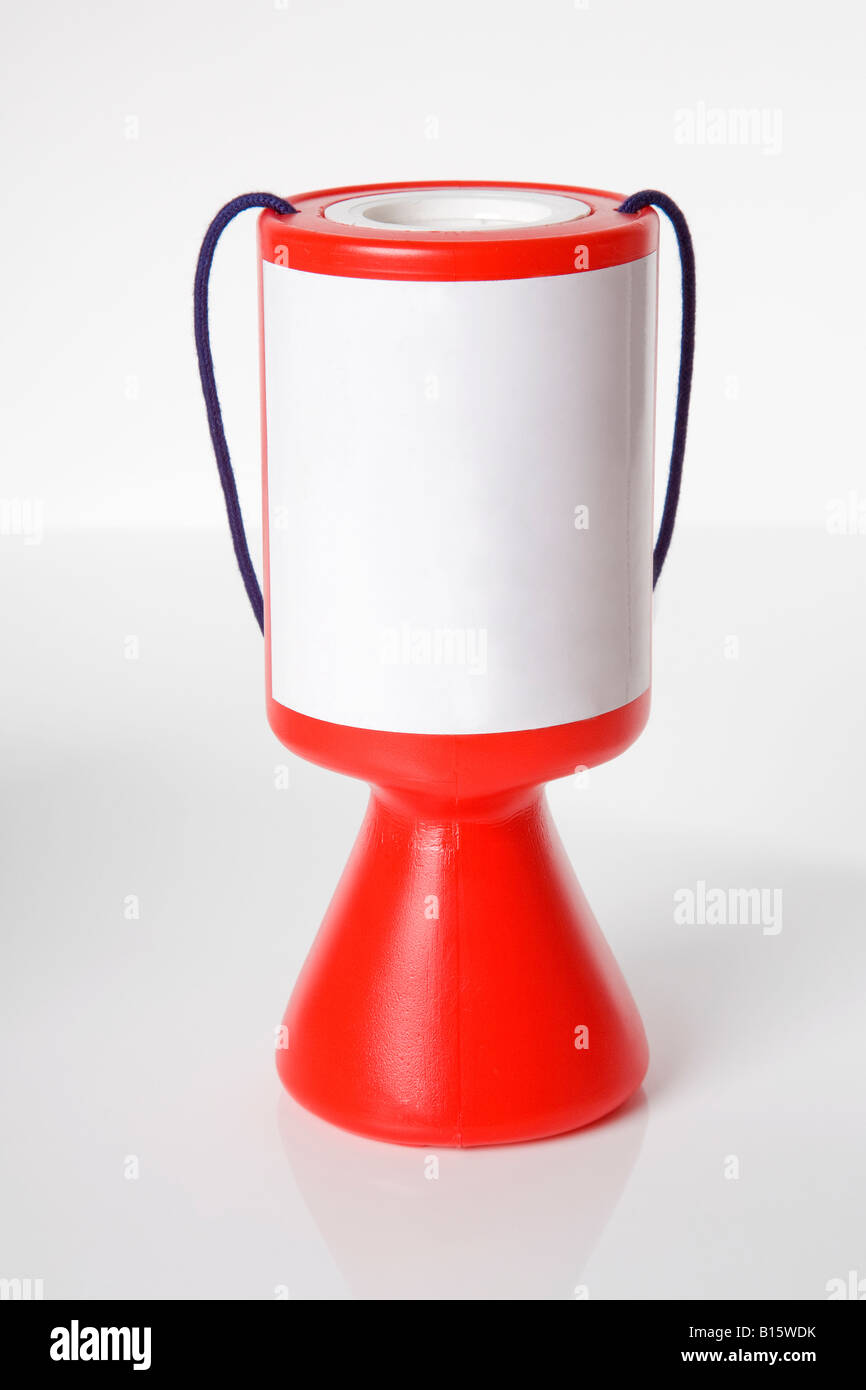 Red charity box stagno di raccolta contro uno sfondo bianco Foto Stock