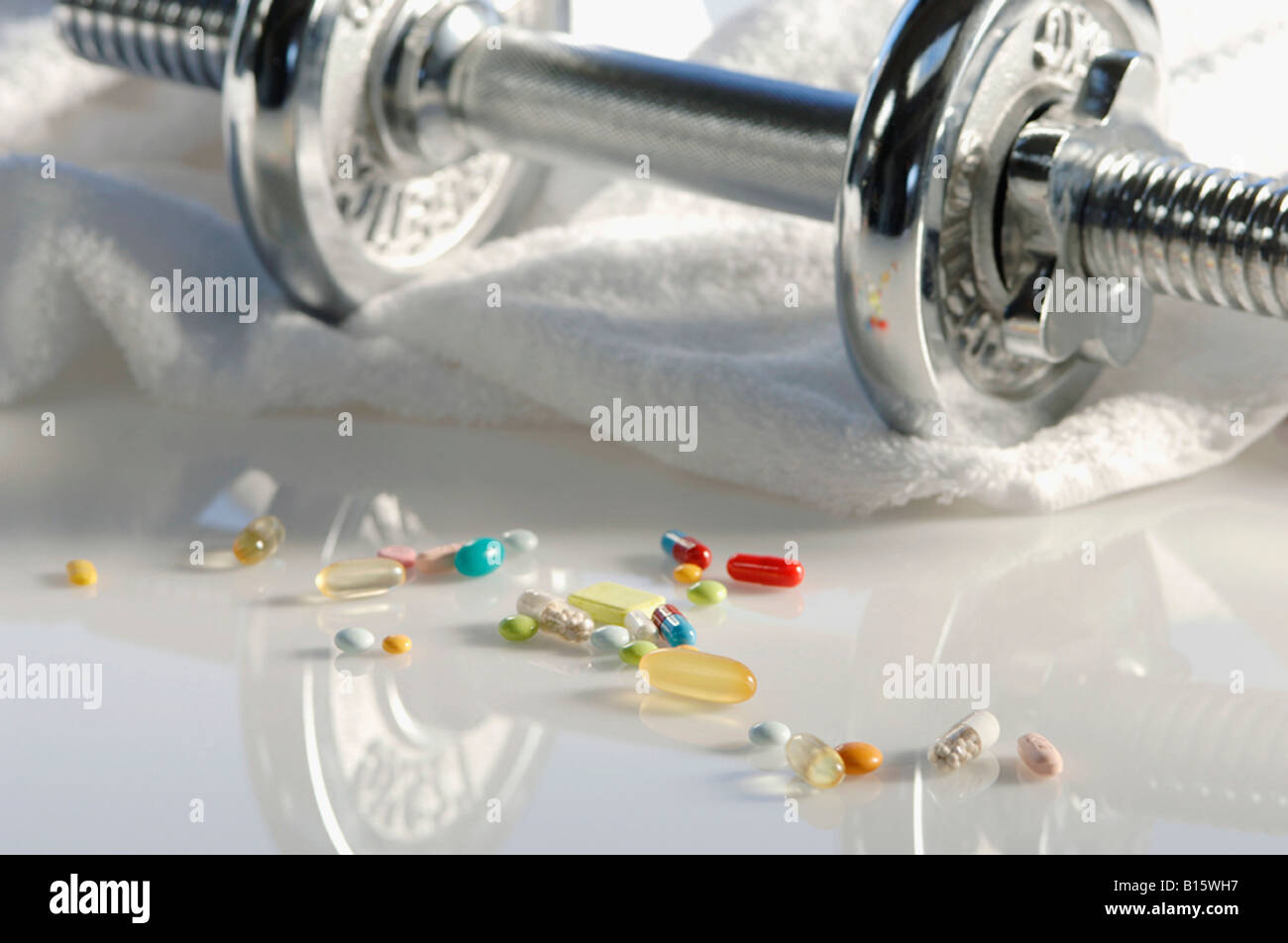 Pillole e un manubrio, close-up Foto Stock