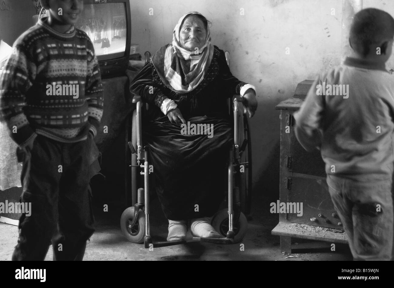 Un vecchio arabo-palestinese lady si siede nella sua casa di Beit Hanina, Gerusalemme. Foto Stock