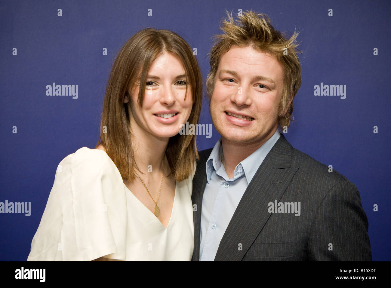 Jamie Oliver chef celebrità comporta per il suo ritratto con la moglie Jools Oliver a Londra Foto Stock