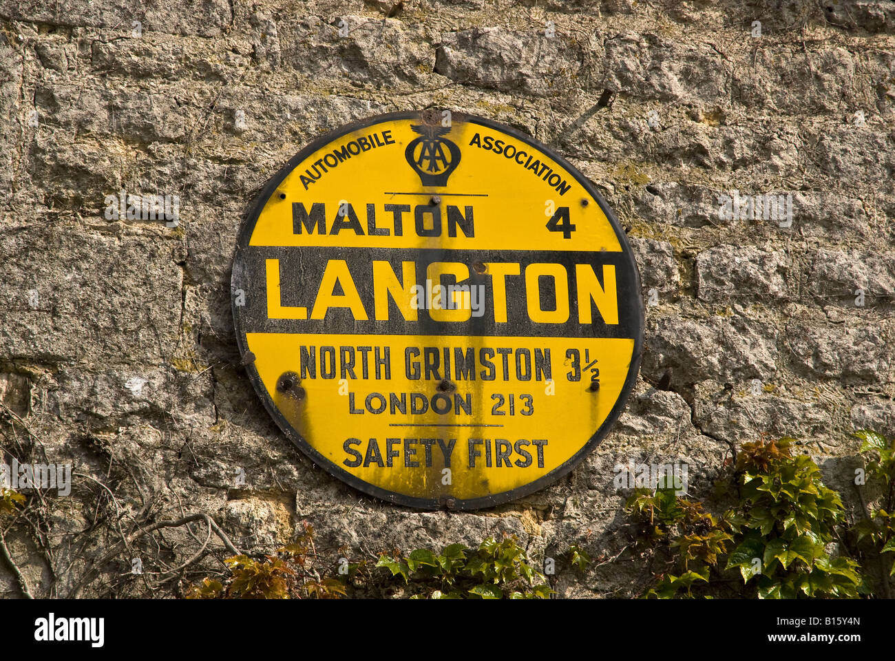 Automobile Association strada distanza segno a Langton North Yorkshire Regno Unito Foto Stock