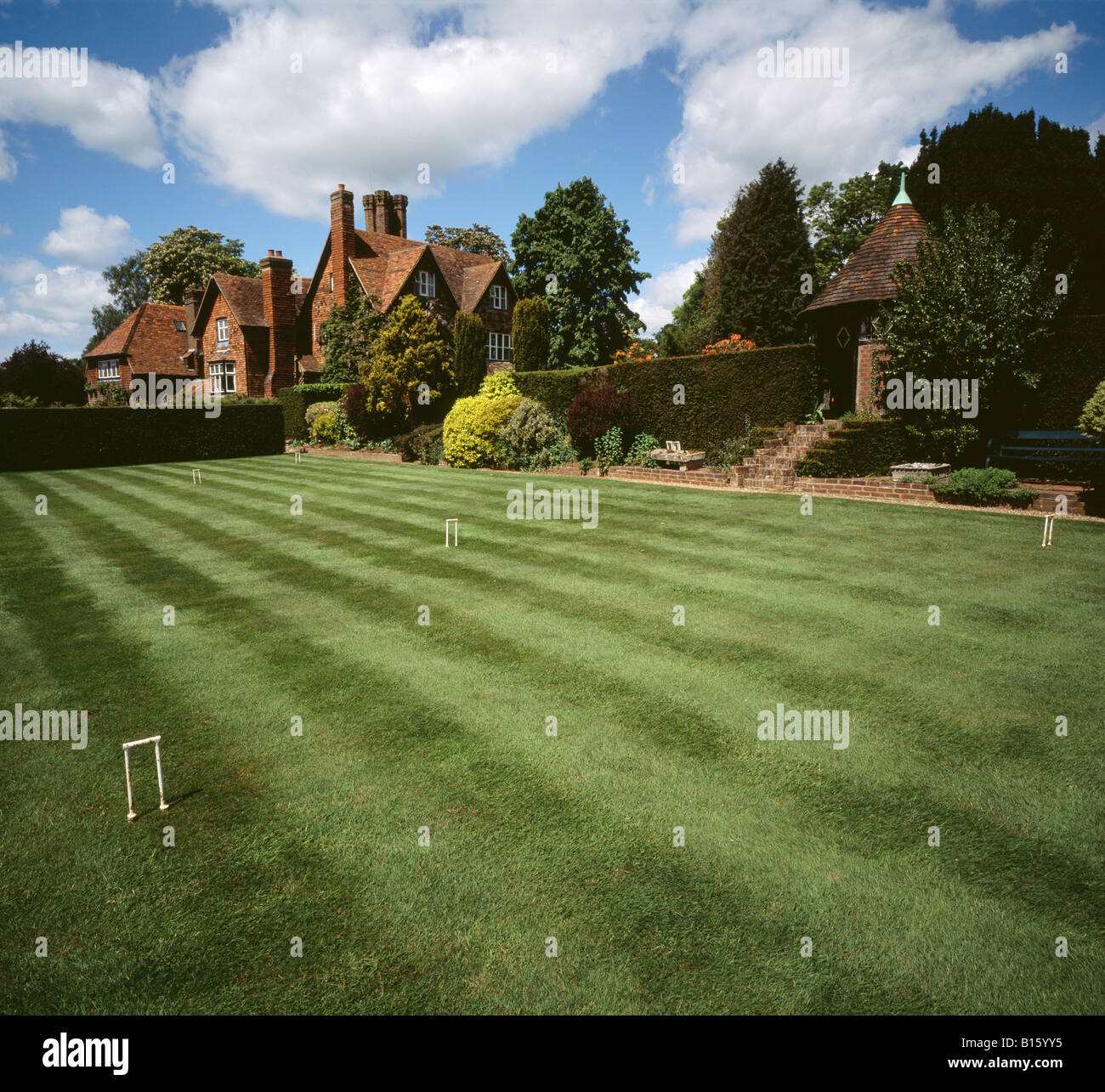 Campo da croquet nei giardini di una grande casa di campagna Kent England Regno Unito. Foto Stock