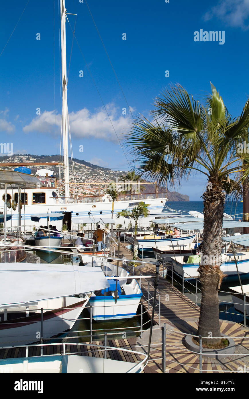 Dh Funchal Madeira turista nel ristorante yacht Vagrant apparteneva ai Beatles Foto Stock