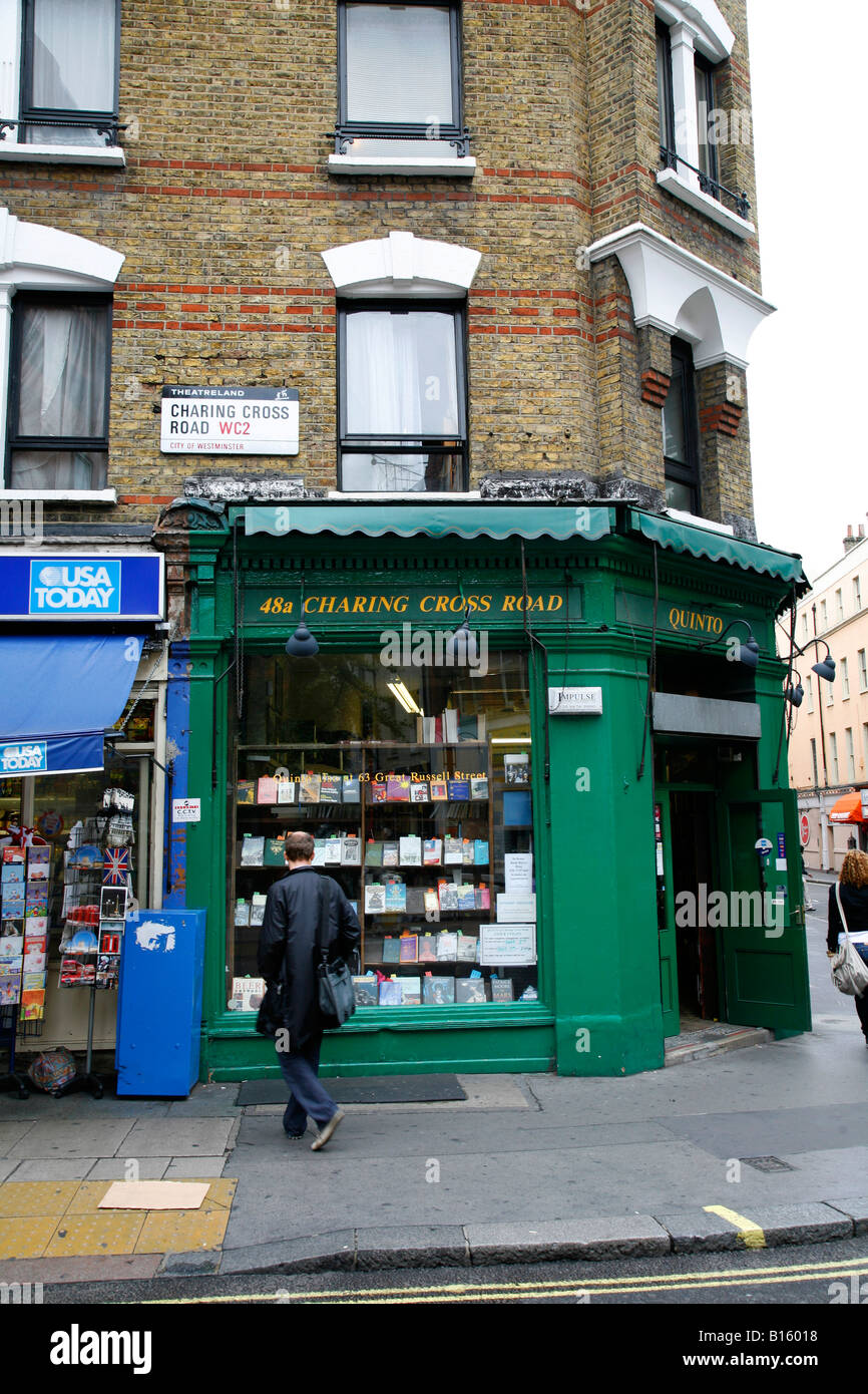 Bookshop all'angolo di grande Newport Street e Charing Cross Road, Londra Foto Stock