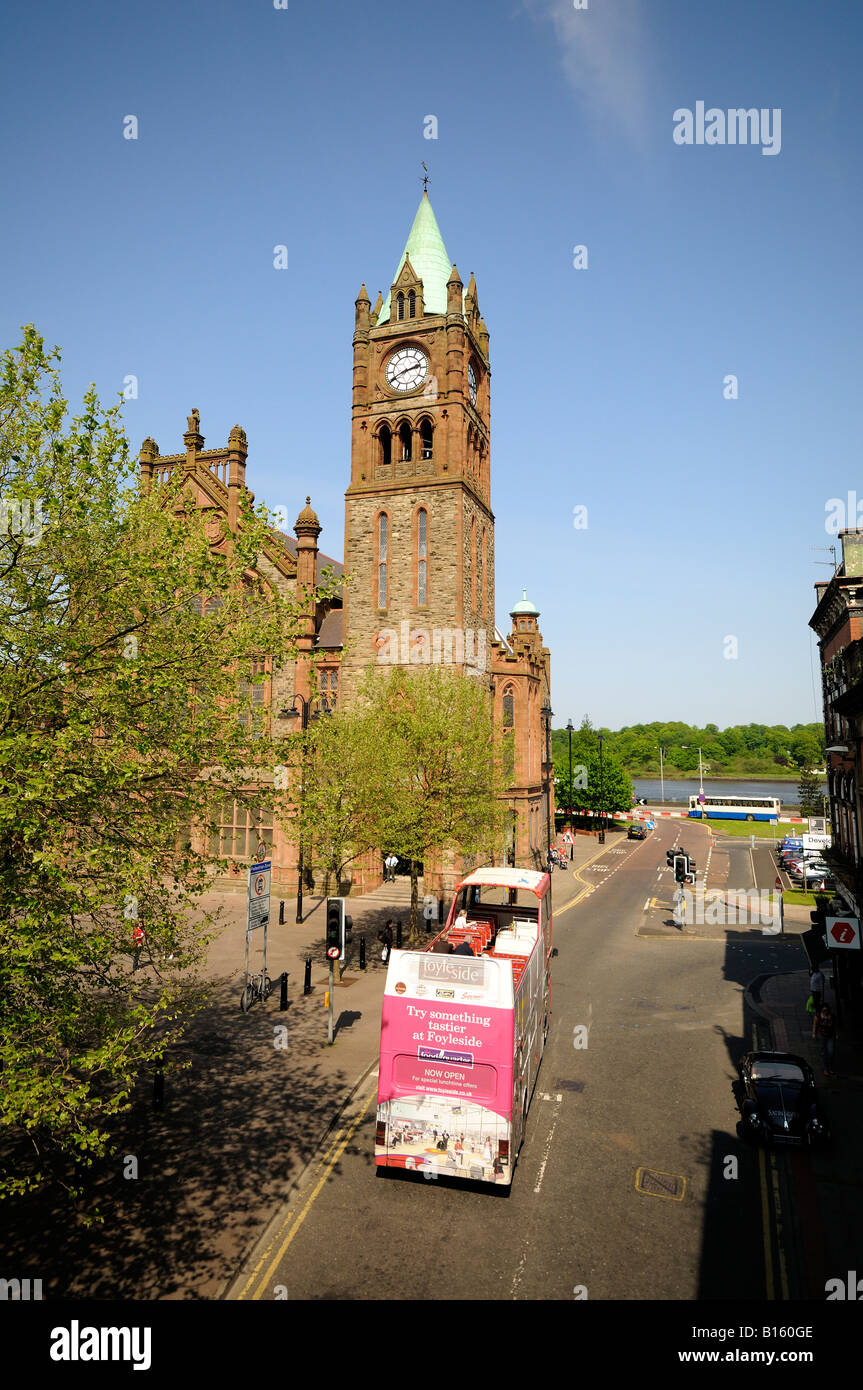 Guildhall con un city tour bus Co Londonderry Foto Stock