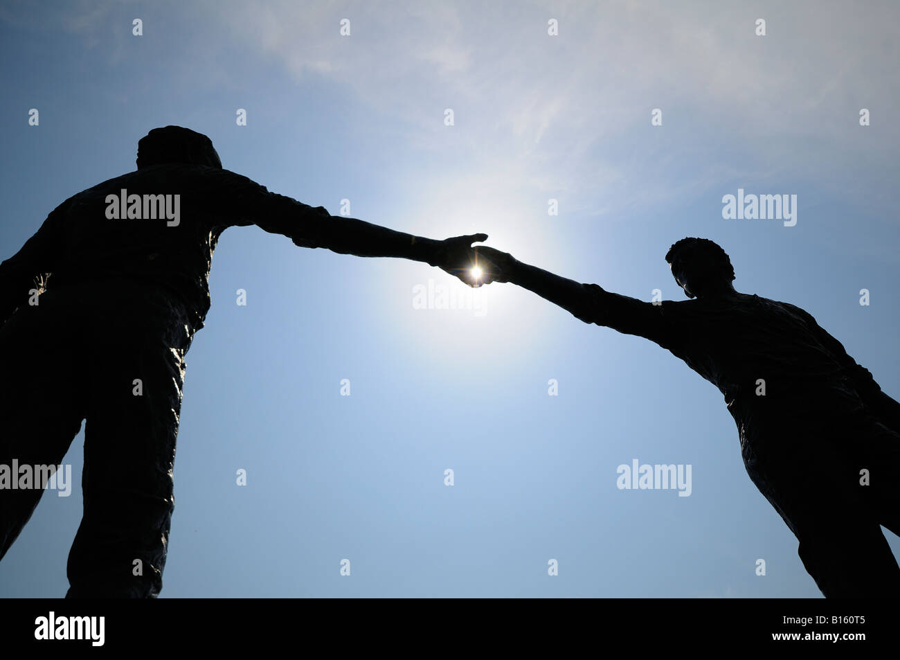 Le mani attraverso la divisione statua Co Londonderry Foto Stock