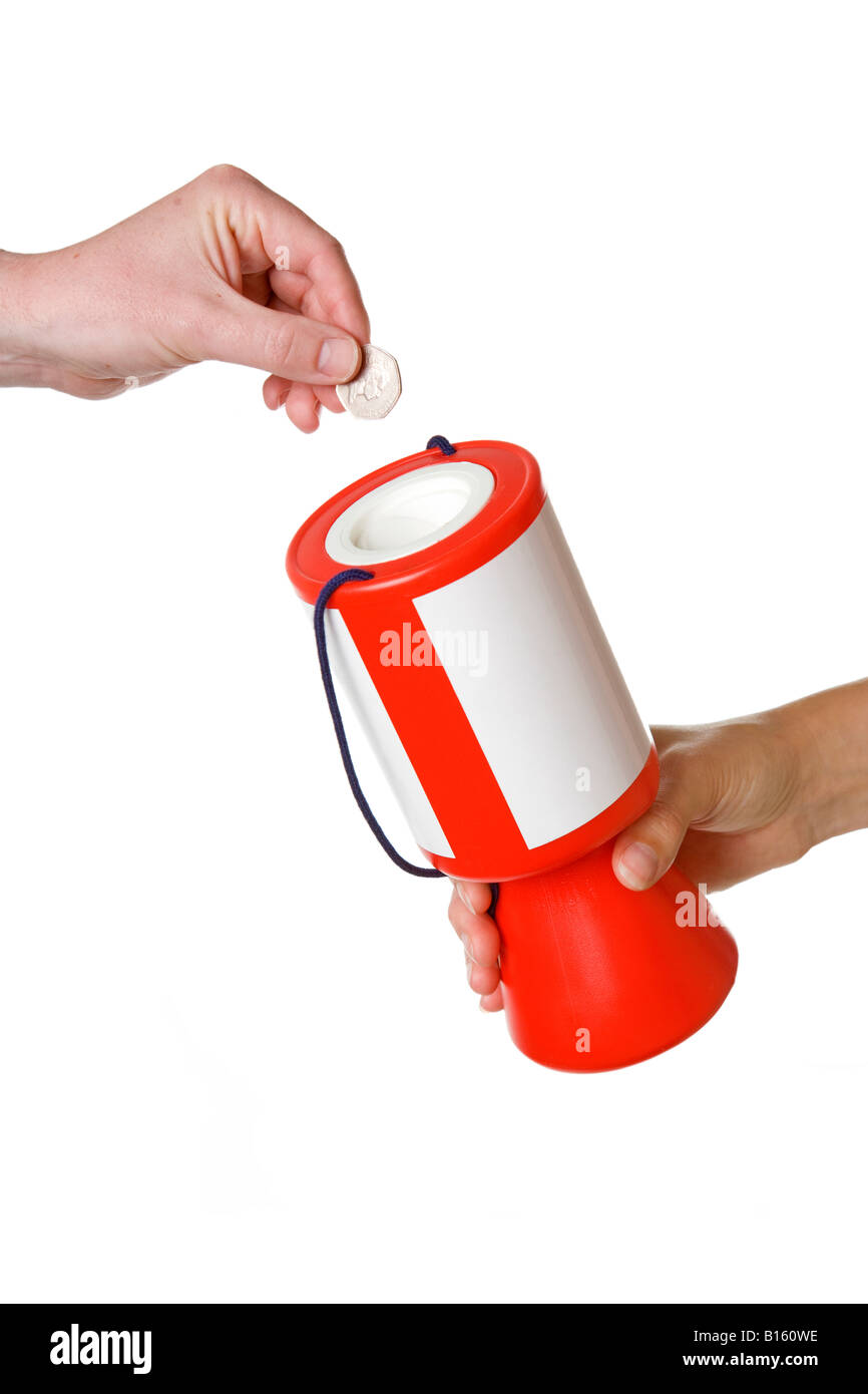 Red charity box stagno di raccolta con la mano dare soldi contro uno sfondo bianco Foto Stock